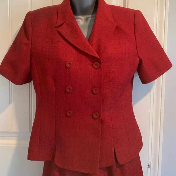 Le Suit Red Suit. - Picture 1 of 6